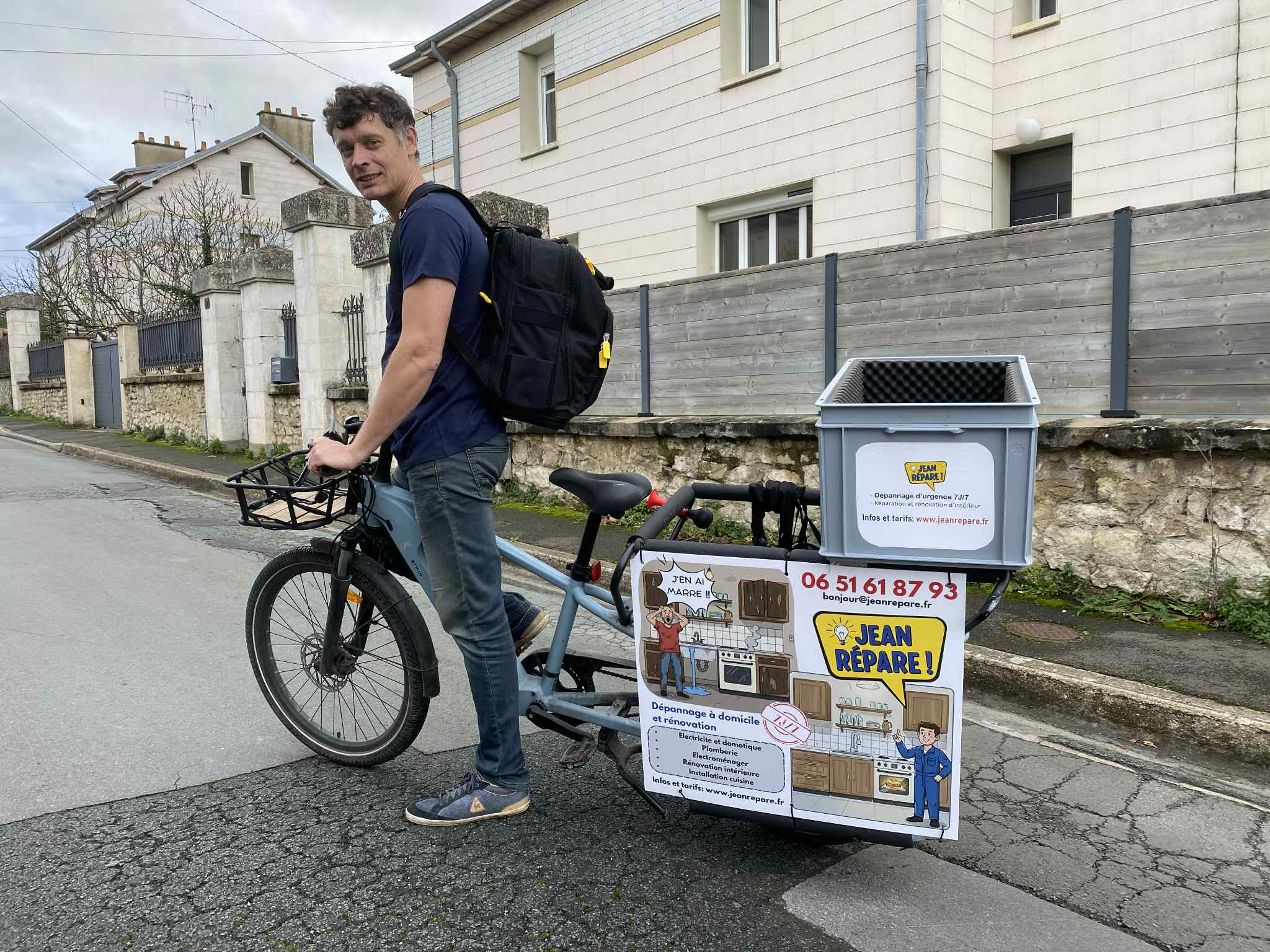 Jean sur son vélo cargo